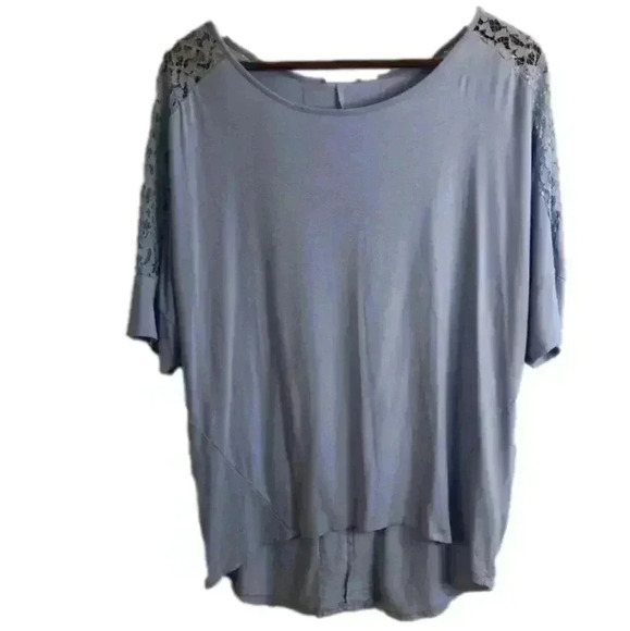 Chico’s Ladies Blue S/S Blouse Hi Low hemline Lace in back and on sleeves 2 - Picture 1 of 2